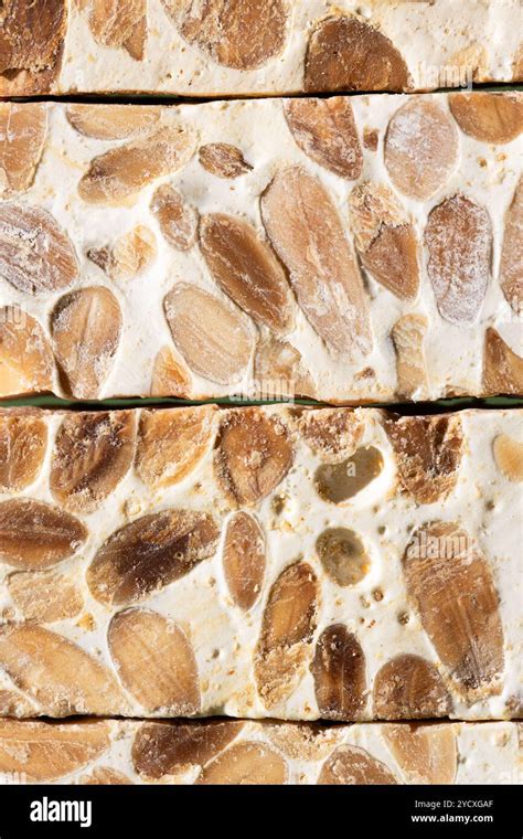 Immagine ravvicinata del croccante torrone Scutellà con mandorle visibili