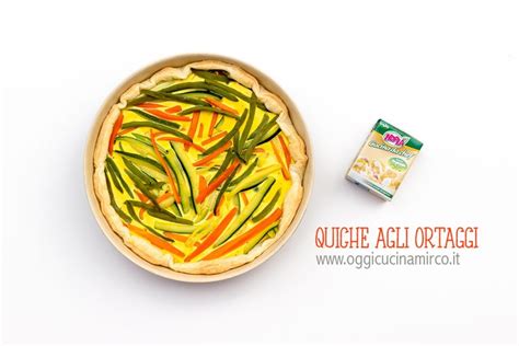Ingredienti freschi per una quiche colorata e invitante