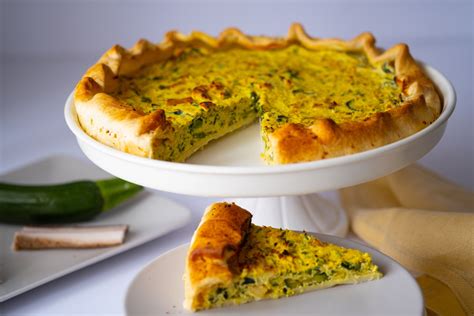 Quiche di zucchine e funghi pronta da gustare, con bordi dorati