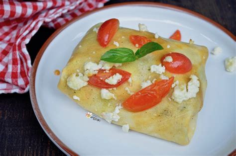 Foto di crêpes salate farcite con formaggio fresco, pomodorini e rucola