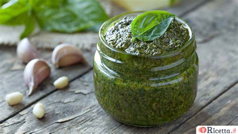 Bimby con gli ingredienti per il pesto nel boccale