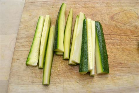 immagini di zucchine fresche e tagliate a fettine sottili