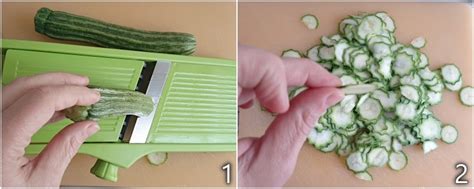 un primo piano di una mandolina utilizzata per affettare zucchine sottili