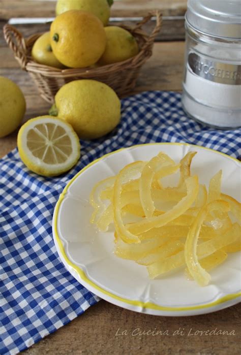 Immagine di una ciotola con scorze di limone e arancia per aromatizzare una bagna
