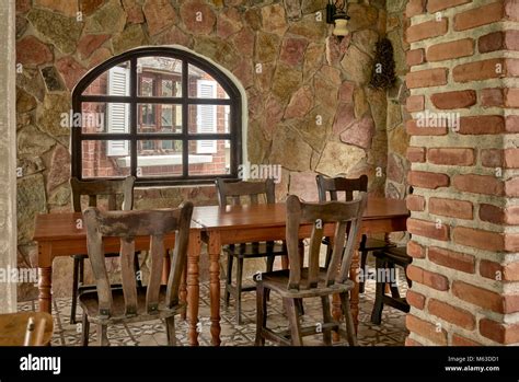 Interno rustico del ristorante Ambassade d'Auvergne a Parigi