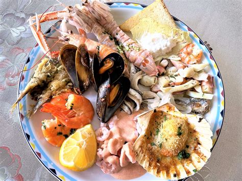 Immagine di un piatto di pesce fresco servito alla Locanda dei Narcisi