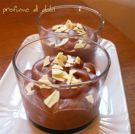 immagini di una mousse al cioccolato ben presentata in coppette individuali