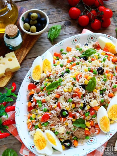 una ciotola di insalata di riso colorata con verdure fresche e uova sode