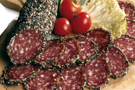 Ingredienti per il salame di cinghiale: carne di cinghiale, pancetta, sale, pepe, vino rosso, budello