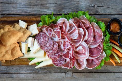 Tagliere di salumi con salame di cinghiale, formaggi e pane