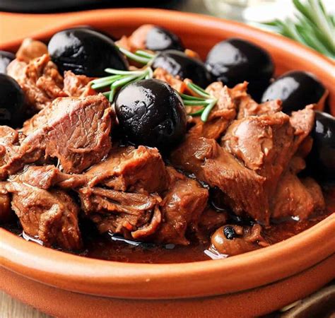 Piatto di cinghiale in salmì con olive e contorno di rape