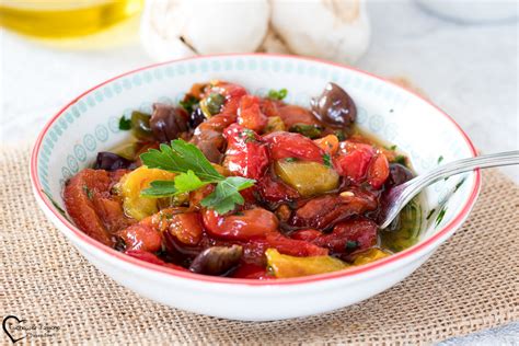 Ingredienti aggiuntivi come capperi, olive e prezzemolo