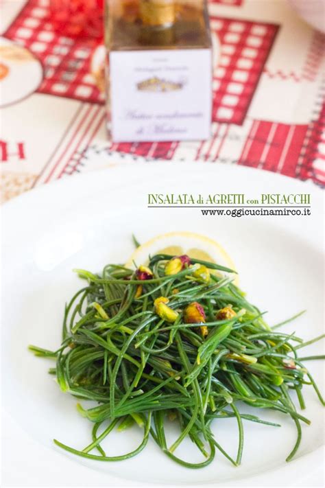 Piatto di agretti conditi con olio, limone e pomodorini