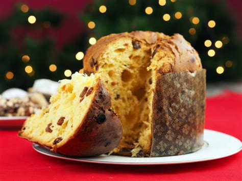 Immagine di un panettone natalizio confezionato in modo creativo