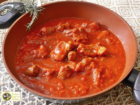 Ingredienti base per un sugo con costine e salsiccia