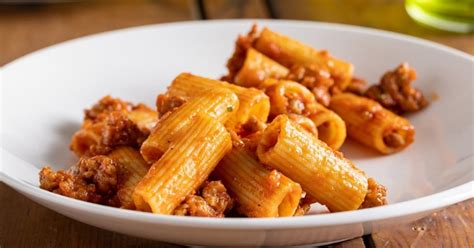 Piatto di pasta con ragù di salsiccia