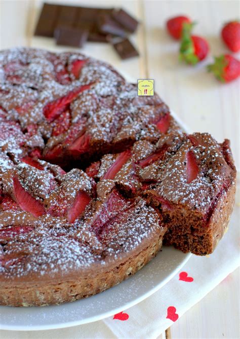 una torta cioccolato e fragole decorata con fragole fresche, presentata su un piatto da portata in un contesto familiare