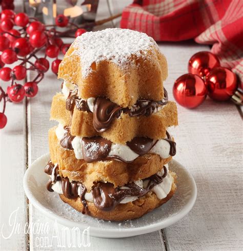Una fetta di pandoro farcito con Nutella, con strati visibili di pandoro e crema al cioccolato.