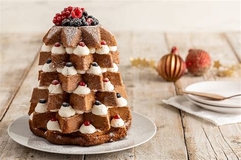 Un pandoro tagliato a fette orizzontali, farcito con crema al mascarpone e Nutella, che forma una sorta di 
