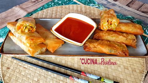 Composizione degli ingredienti per il ripieno degli involtini primavera: pollo, gamberi, carote, salsa di soia