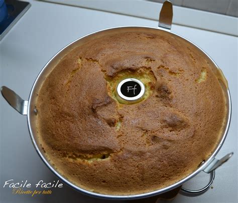 Confronto tra stampo per Chiffon Cake e stampo per Angel Cake, evidenziando le differenze chiave