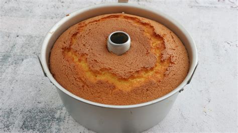 Immagine della Chiffon Cake che raffredda capovolta nello stampo specifico