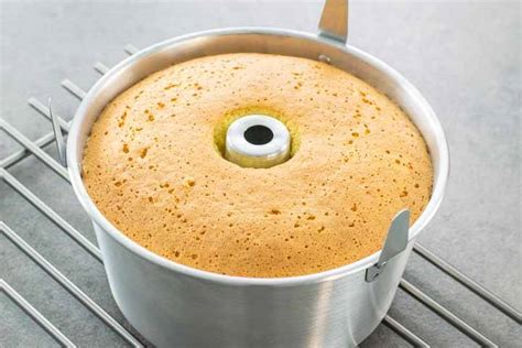 Illustrazione che mostra i passaggi per sformare la Chiffon Cake dallo stampo