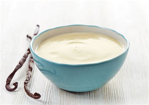 Ingredienti per la salsa vaniglia nel boccale del Bimby