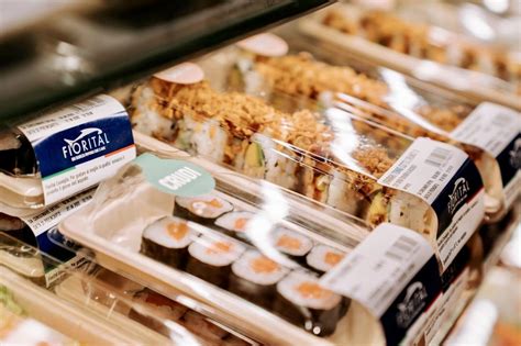 Infografica comparativa tra sushi da supermercato e da ristorante, evidenziando differenze in qualità, prezzo e ingredienti.