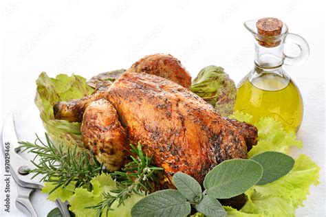 Immagine di un pollo intero pronto per essere grigliato