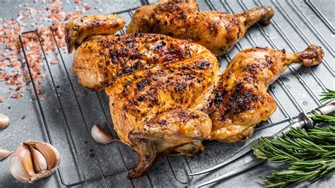 Schema che illustra come aprire un pollo per la cottura alla brace