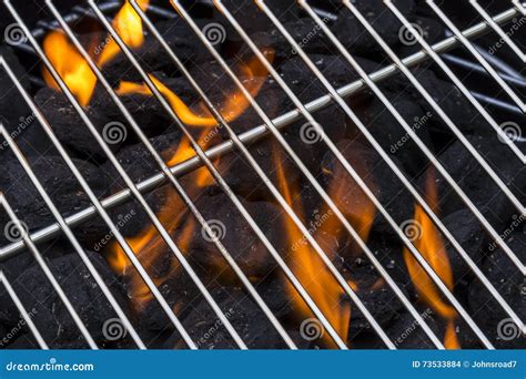 Immagine di una brace ardente con una griglia posizionata sopra