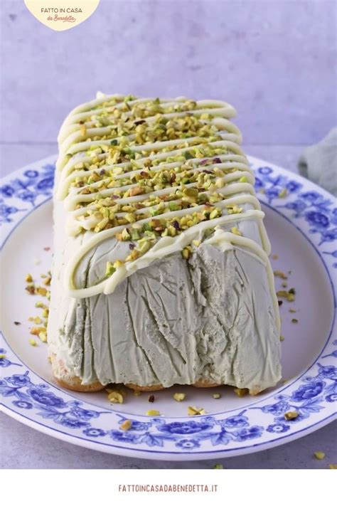 Dessert con gelato alla vaniglia decorato con crema al pistacchio
