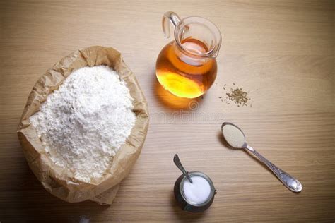 Ingredienti per la pastella tradizionale: farina, acqua, lievito di birra, sale