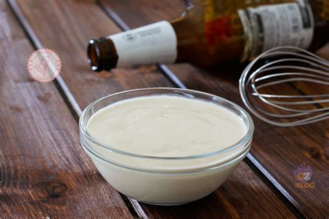 Preparazione della pastella alla birra con farina, olio, sale e birra fredda