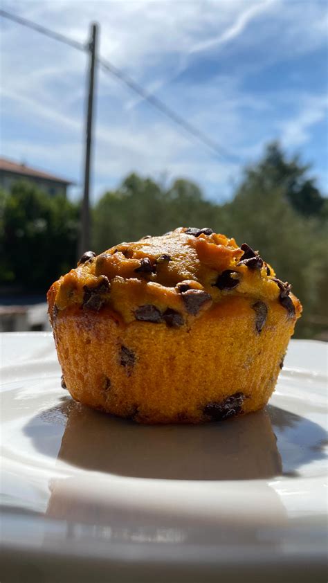 Ingredienti secchi per i muffin al cioccolato in una ciotola