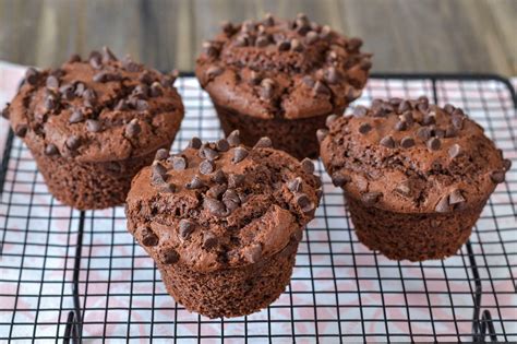 Impasto dei muffin al cioccolato mescolato in una ciotola