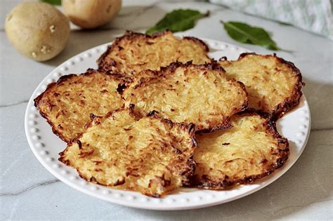 Immagine di rosti di patate dorati e croccanti appena sfornati dalla friggitrice ad aria
