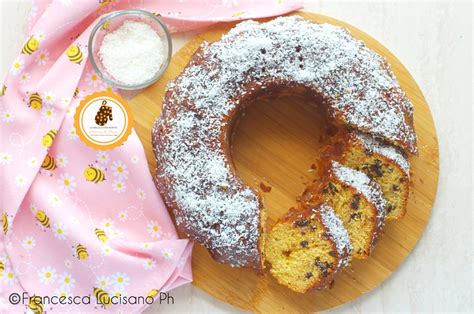 Ingredienti per la ciambella di kamut e cocco disposti ordinatamente.