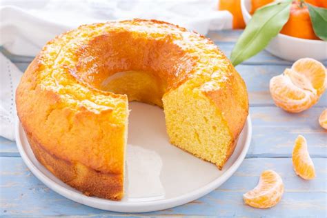 Una ciambella al mandarino con una superficie dorata e decorata con scorzette.