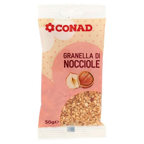 Una ciambella soffice con granella di nocciole, pronta per essere gustata.