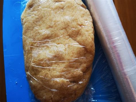 Scamorza avvolta in pellicola trasparente e riposta in un contenitore in frigorifero