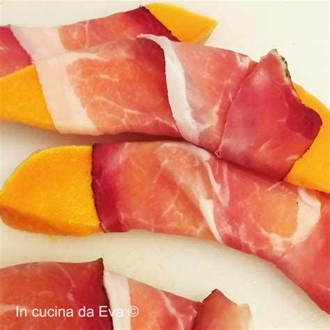 Zucca Delica matura e fettine di speck crudo
