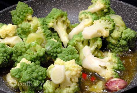 Broccoli cotti in padella con aglio e peperoncino