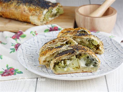 Assemblaggio dello strudel salato con broccoli e scamorza su carta da forno