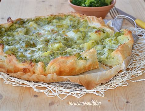 Pasta sfoglia con ripieno di broccoli, patate e provola prima di essere chiusa