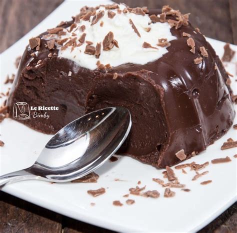 Ingredienti principali per una bavarese al cioccolato: cioccolato, panna, uova, zucchero, latte