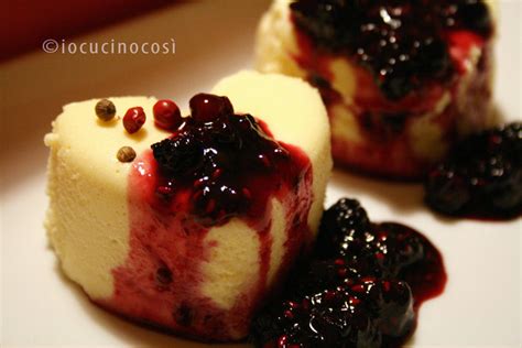 Bavarese al cioccolato bianco guarnita con frutti di bosco
