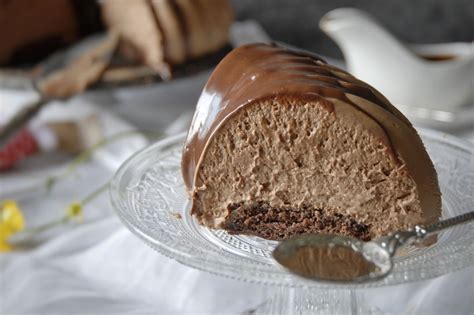 Dettaglio della consistenza cremosa di una bavarese al cioccolato