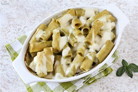 Dettaglio della preparazione della besciamella con pesto